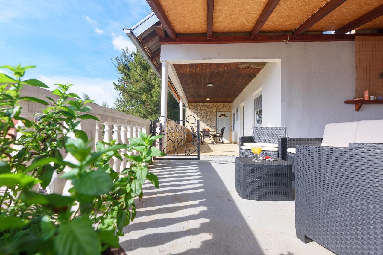 Apartman Bitunjac Gornji Karin Exterior foto